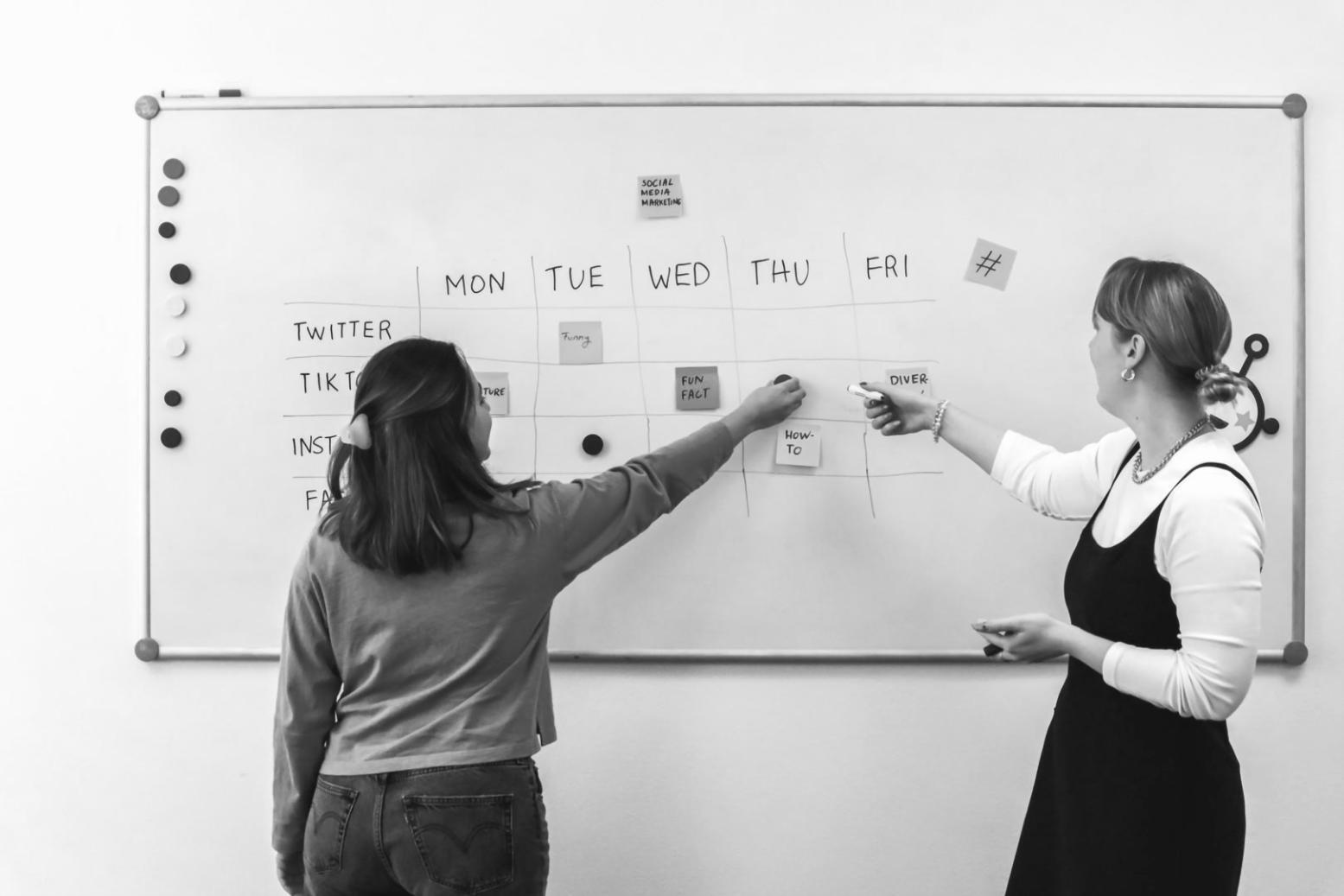 Bureau moderne avec vue panoramique illustrant l'environnement de travail chez arendaviax