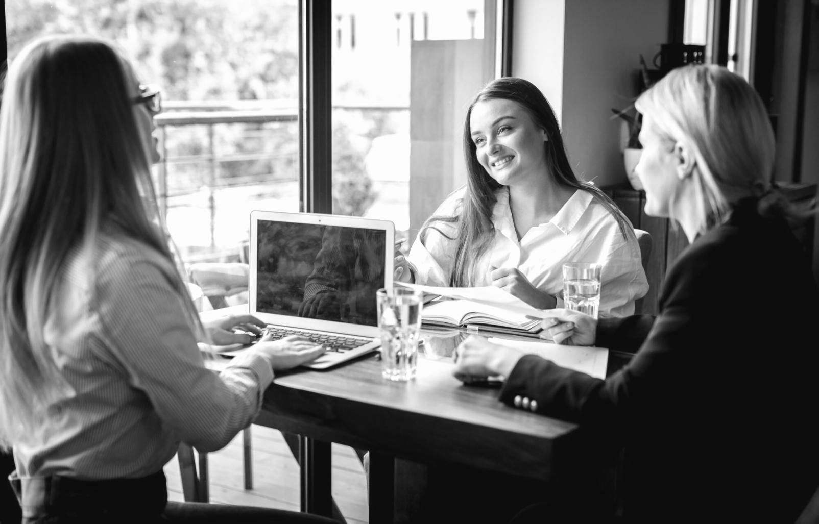 Graphiques et tendances économiques affichés sur tablette