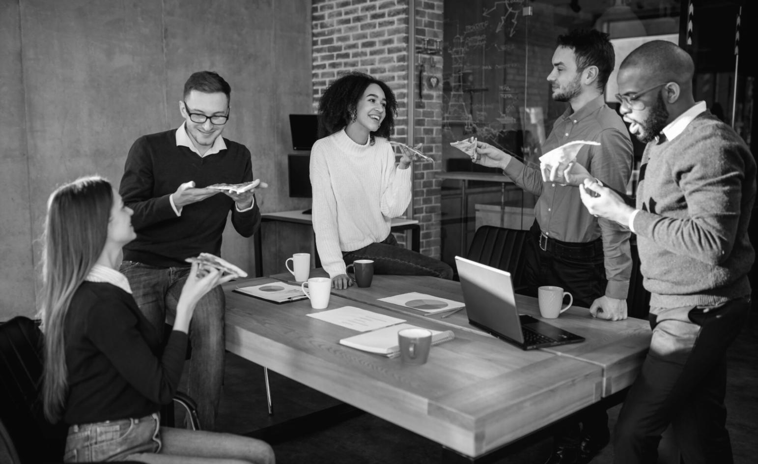 Espace de travail collaboratif chez arendaviax avec vue sur les bureaux modernes